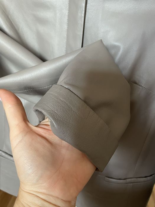 Мінімалістична шкіряна куртка