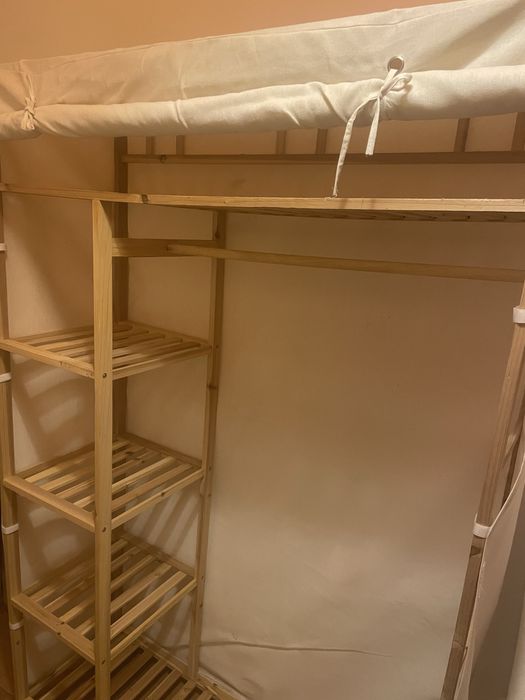 Armário de madeira e pano