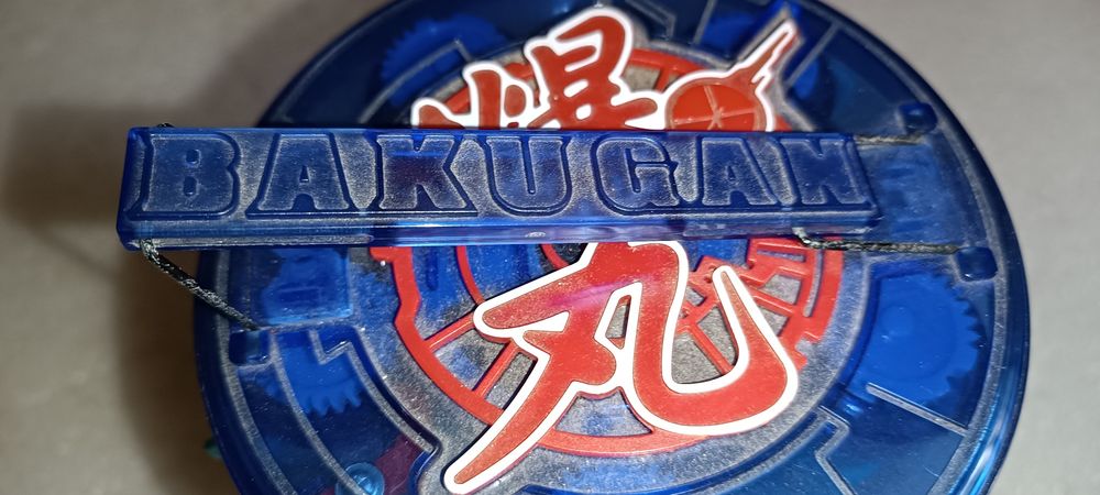 Antigo BakuRack com bolas bakugan