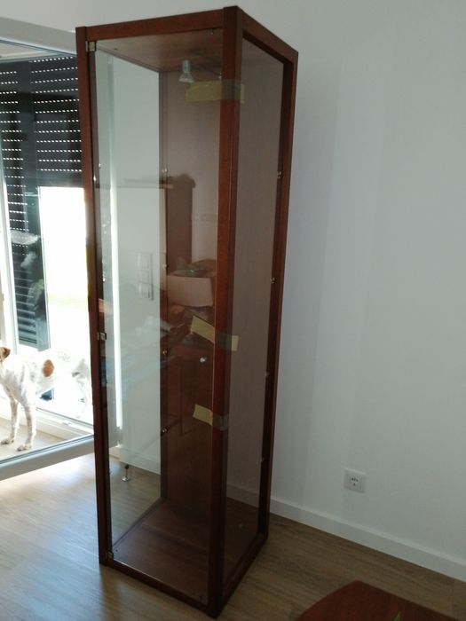 Cristaleira, Móveis e sofá