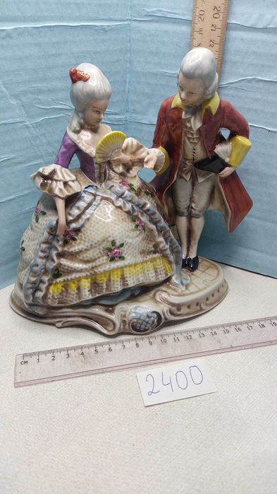 Статуэтки Барочная пара и девочка на колеснице Германия Липелсдорф .