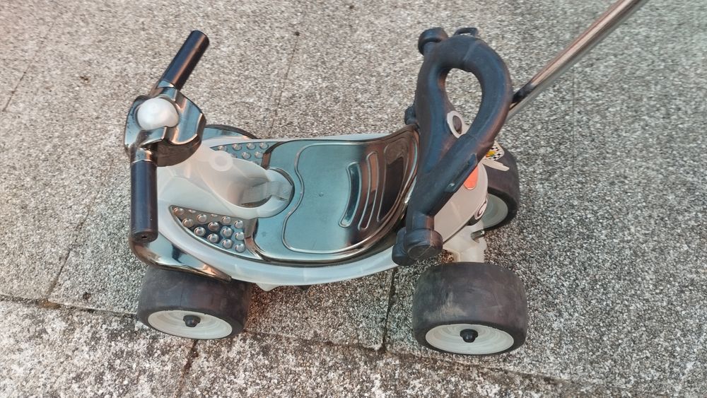 Carro para bebe com comando manual
