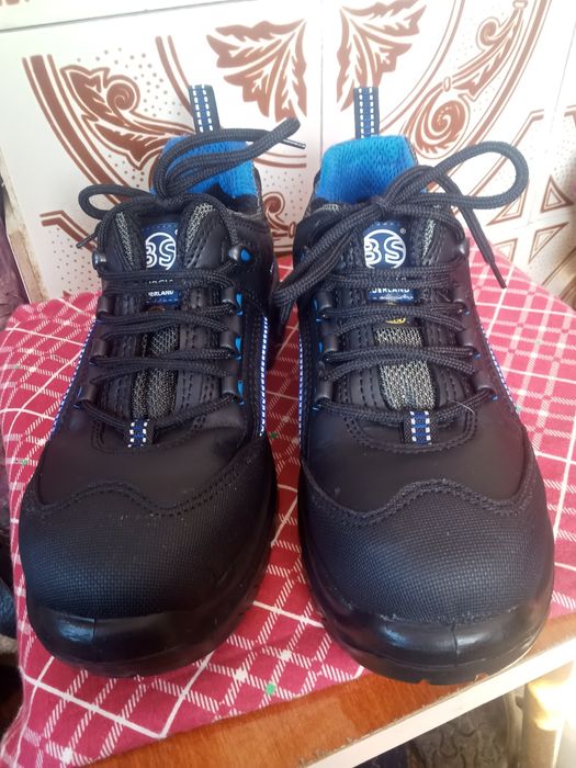 Продаю  кроссовки р 37