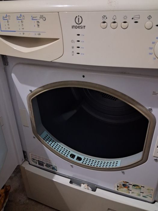 Vendo máquina de secar roupa.