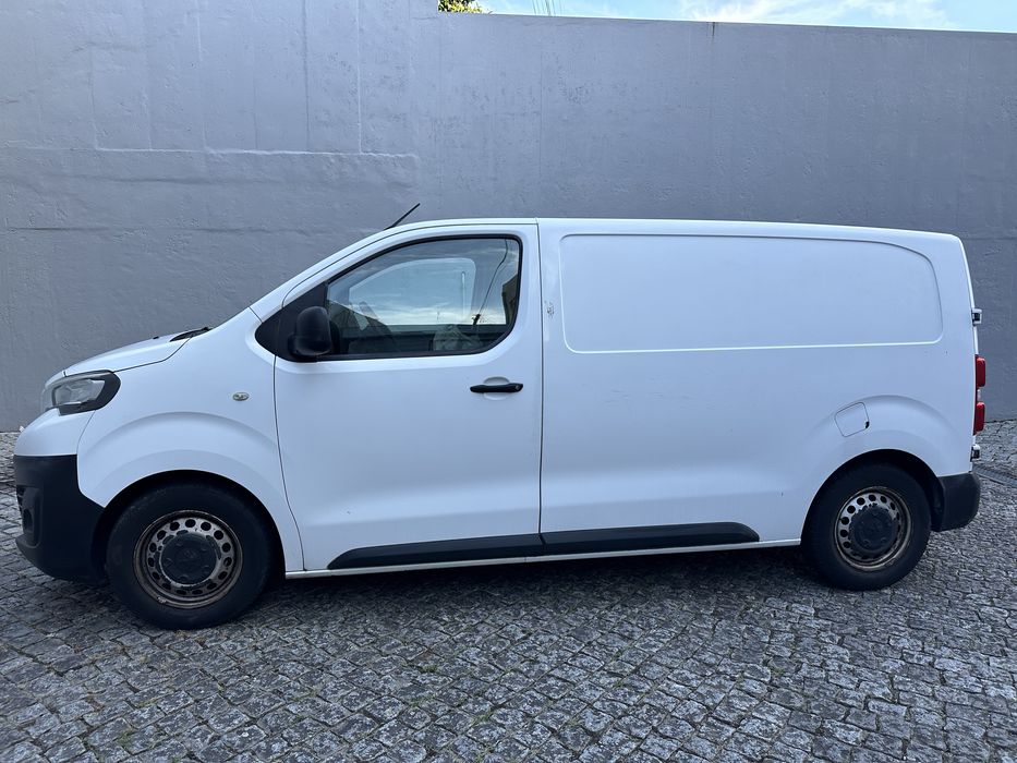 Alugo Carrinha Peugeot Expert ao dia.