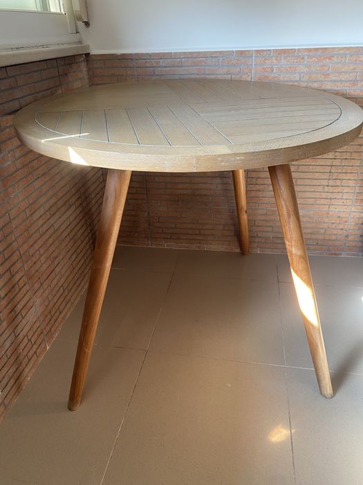 Mesa redonda com 90cm de diâmetro