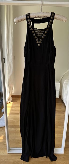 Vestido maxi Guess preto com apliques dourados