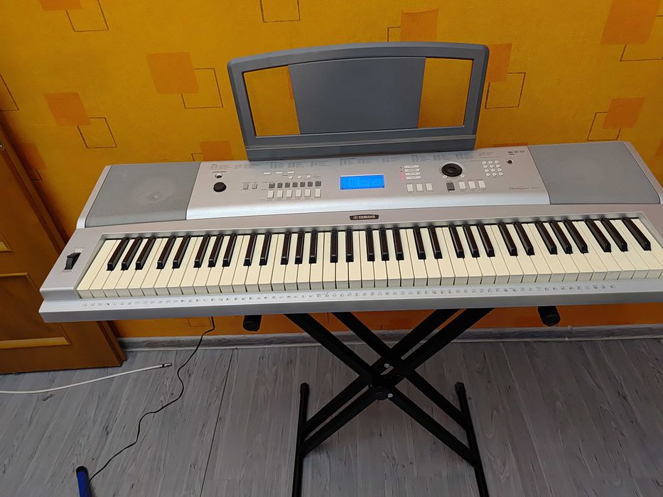 Organy Yamaha DGX-220 Portable Grand z futerałem i statywem