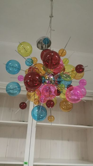 Designerska lampa wisząca – kolorowe szklane kule