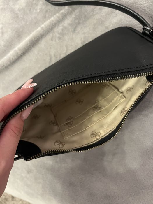 Czarna torebka guess dlugi pasek przez ramię mała zgrabna bardzo dobra