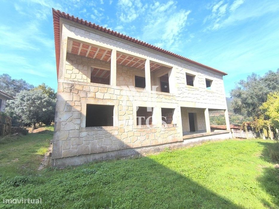 Stone-built T4 House Under Construction - São Pedro Arcos