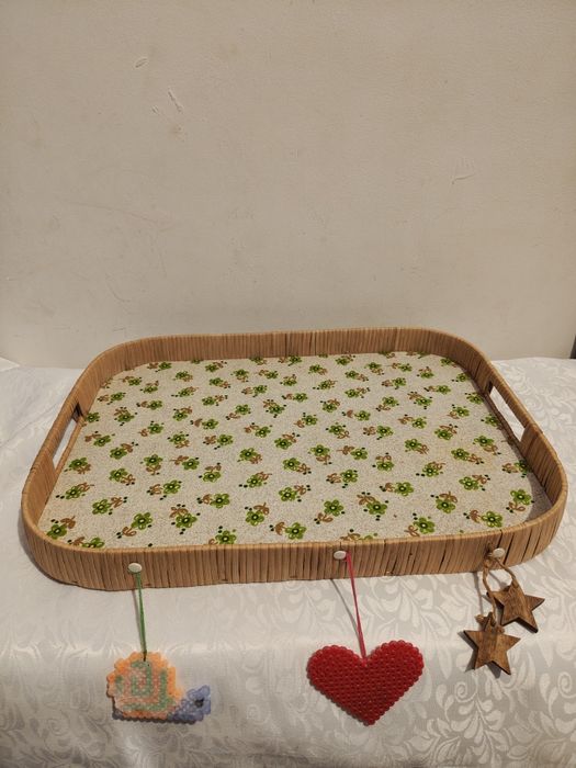 Piękna stara rattanowa taca