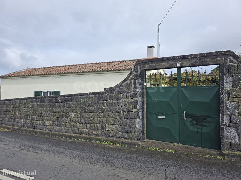 Moradia T3 nas Capelas com Terreno com Viabilidade de Construção