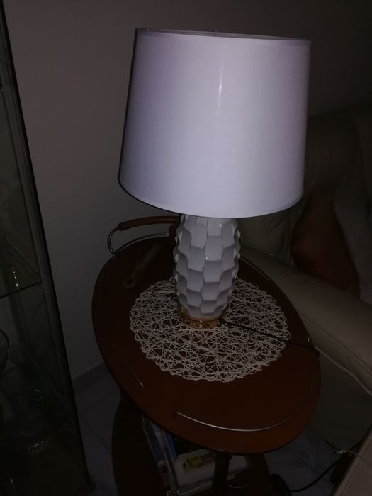 Mesa ou carrinho de apoio elegante.