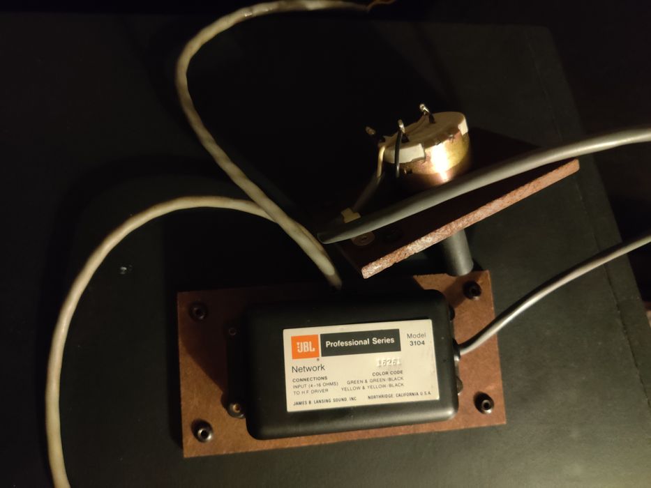 Network JBL  modelo 3104