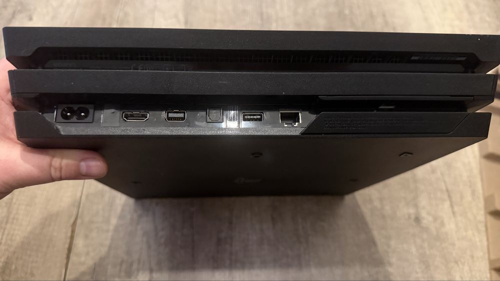 PlayStation 4 Pro 1TB – stan bardzo dobry, 2 pady, komplet