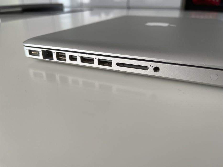 MacBook Pro 15” (i5), 512GB