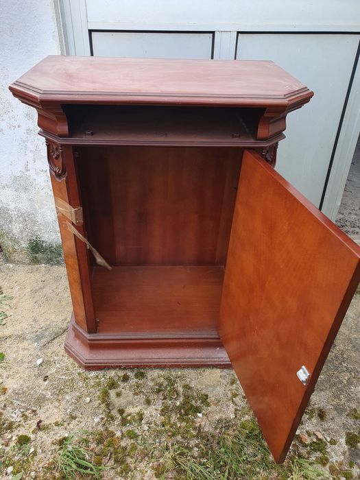 Varios móveis para arrumação.