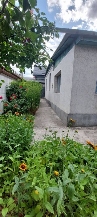 Продам Цілий Будинок на 3 сотках землі, є гараж.