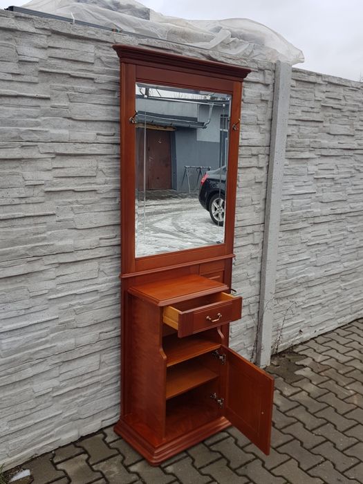 Elegancka garderoba z lustrem.