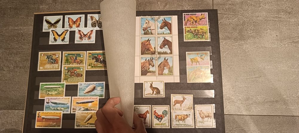 Zabytkowy klaser ze znaczkami