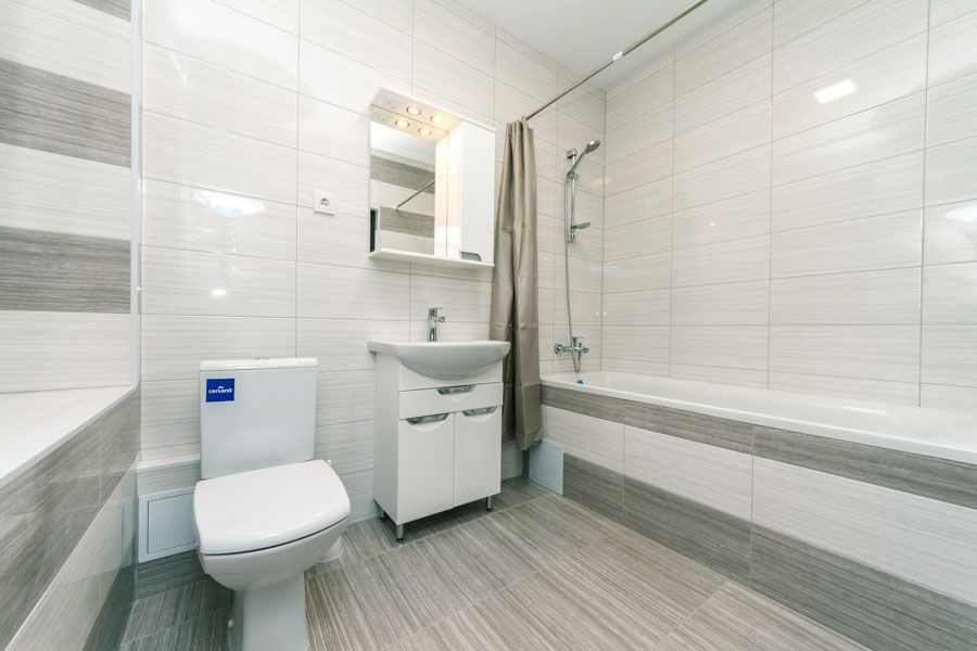 Затишна двокімнатна. При відключенні світла - ліфти працюють, вода є.