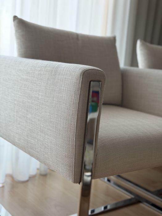 Cadeirões de sala com pés metálicos