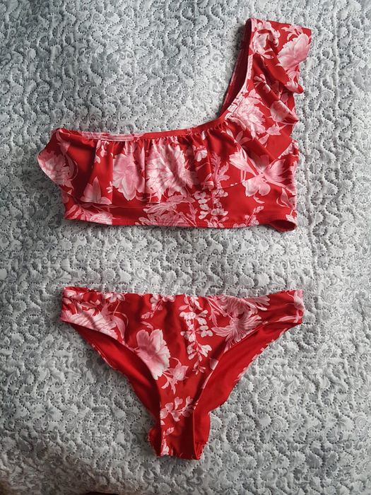 Urocze czerwone, kwiatowe bikini z falbaną
