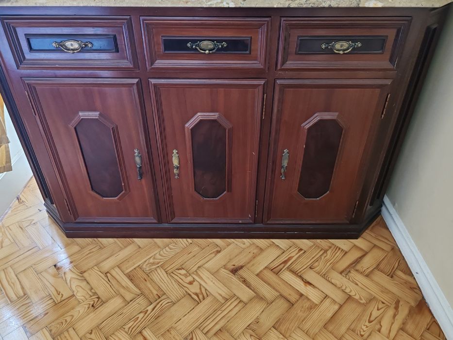 Móvel em Madeira e Mármore 3 portas e 3 gavetas