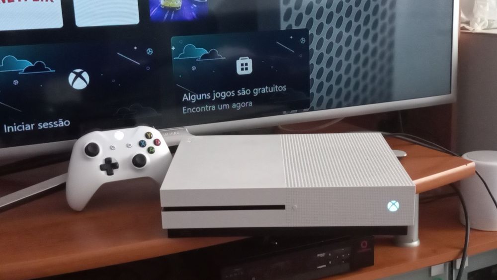 XBOX one S com comando funciona sem probletem wifi e youtube etc..