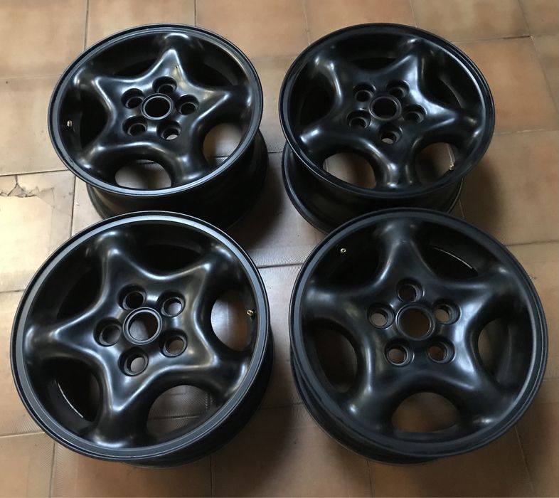 Jantes originais Range Rover P38 de 16” pintadas de preto mate.