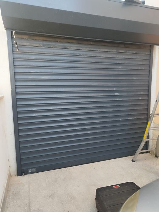 Manutenção, instalação e reparação de portas, portões e barreiras viár