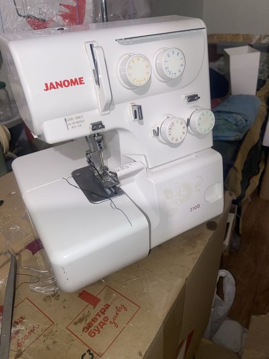 Оверлок на 4 нитиJanome -210D металлический