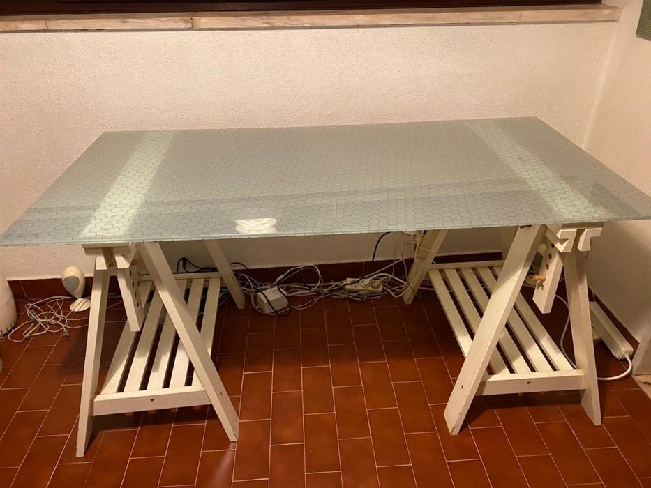 Secretaria de ikea com tampo de vidro