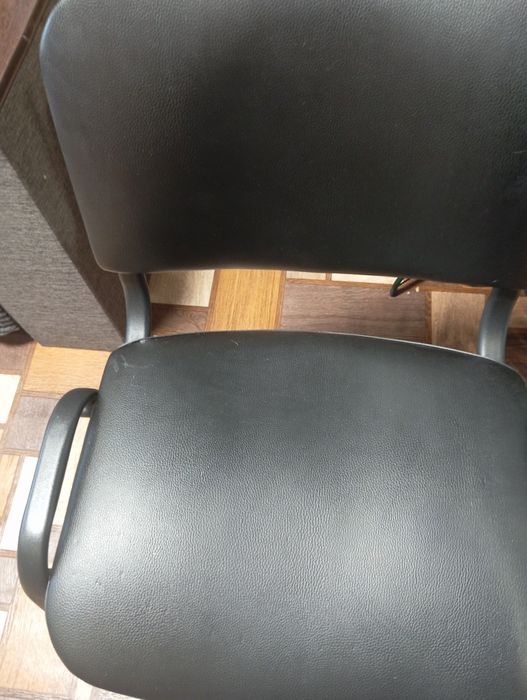 Офісний стілець чорний