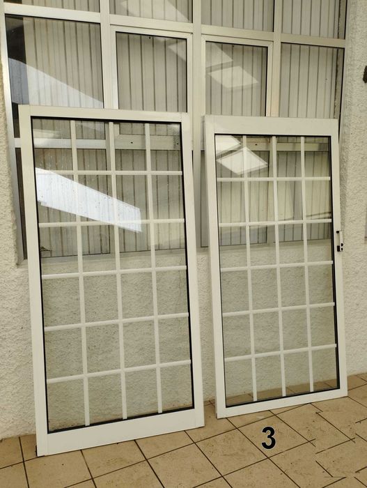 Conjunto de janelas vidro duplo em quadrícula e aro. Boas condições