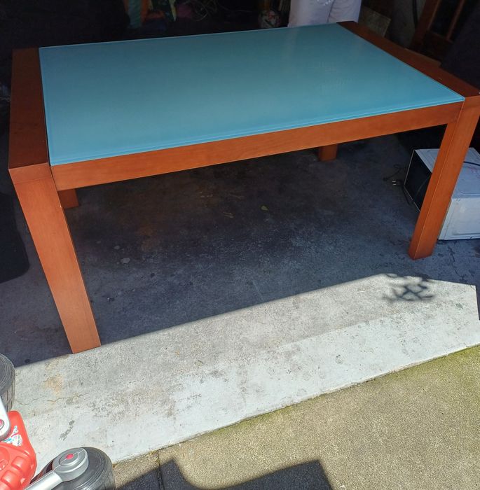 Mesa de madeira com vidro temperado