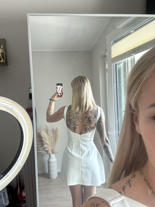 Biala elegancka sukoenka mini rozkloszowana
