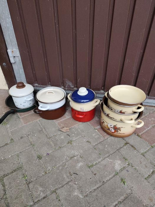 Garnki, różne pojemności, na kuchnię gazową