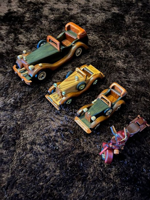 Carros de coleção de madeira