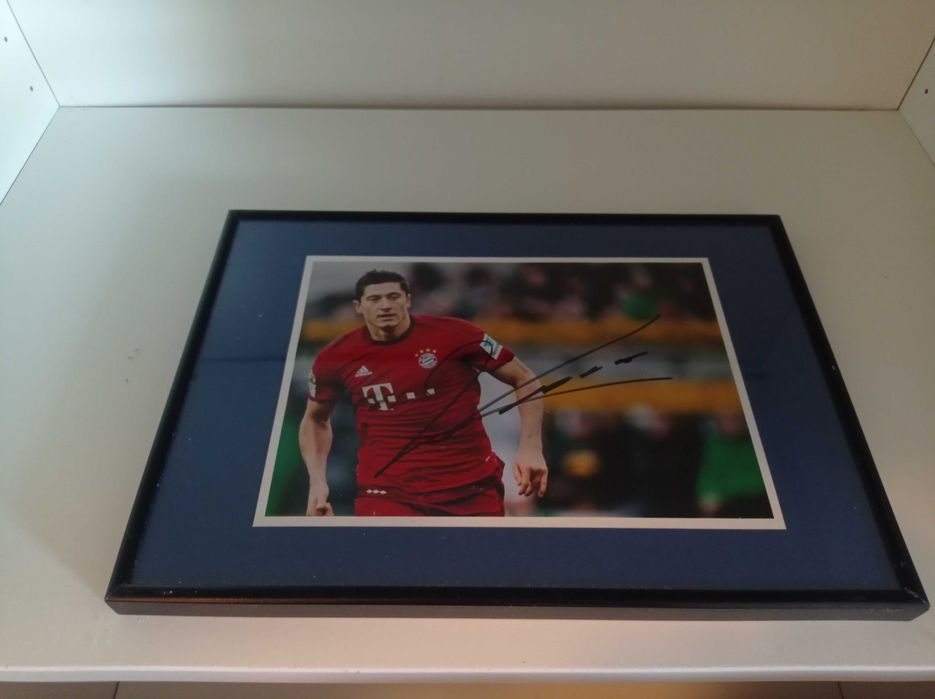 Autograf Roberta Lewandowskiego na zdjęciu