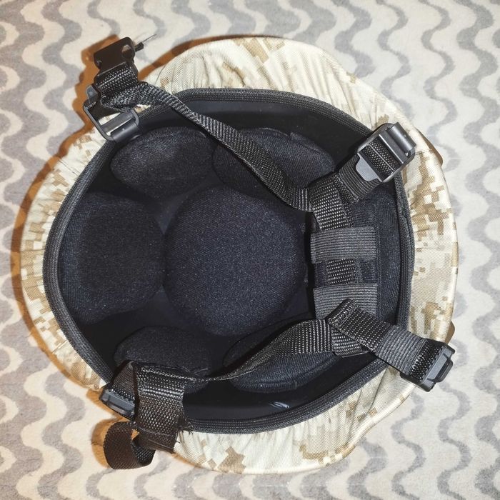 Replika hełmu MICH2000 w pokrowcu maskującym