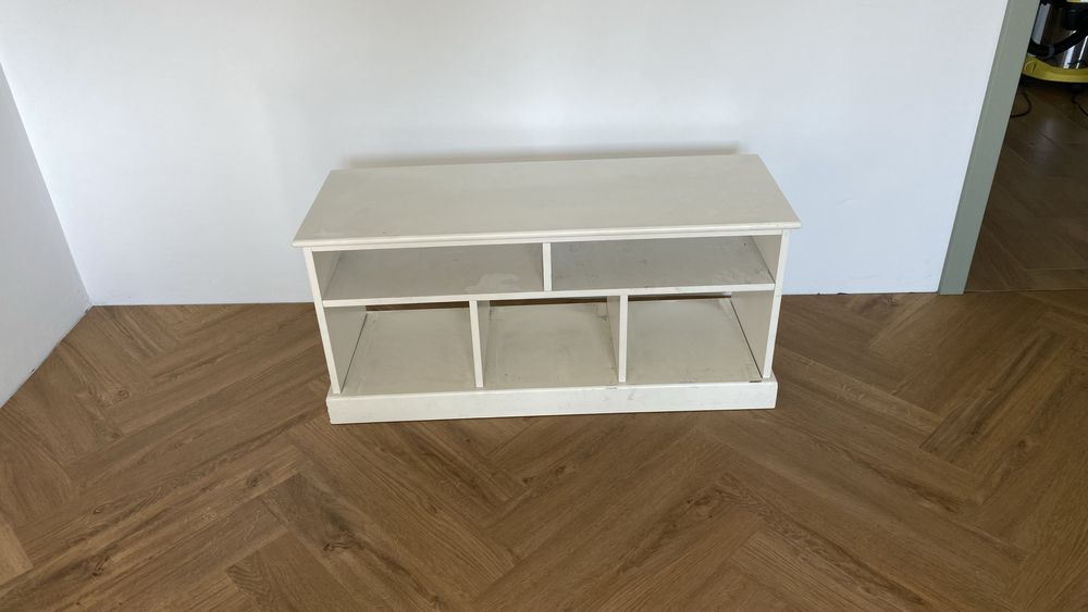 Oddam półkę stojącą, stan do odmalowania