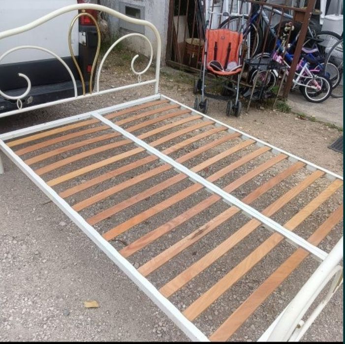 Cama de casal em ferro com estrado e colchão