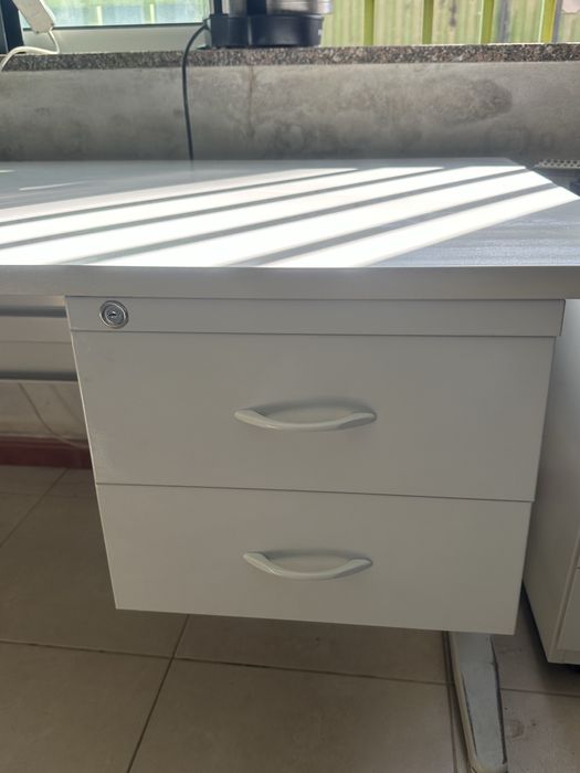 Secretaria com gavetas