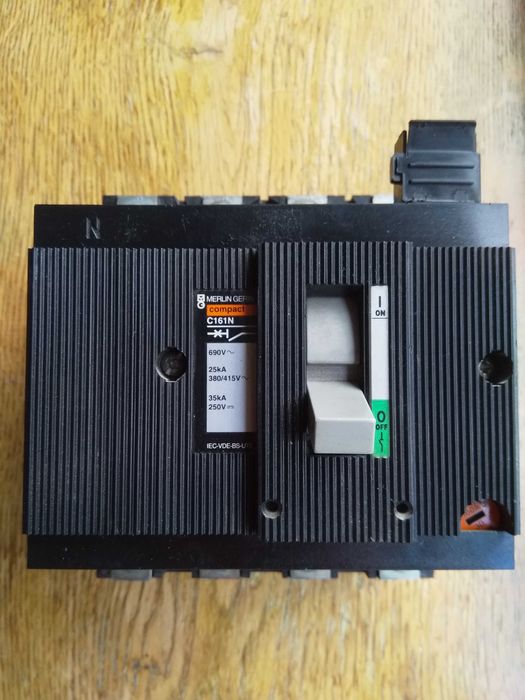 Wyłącznik, rozłącznik 160 A - Merlin Gerin