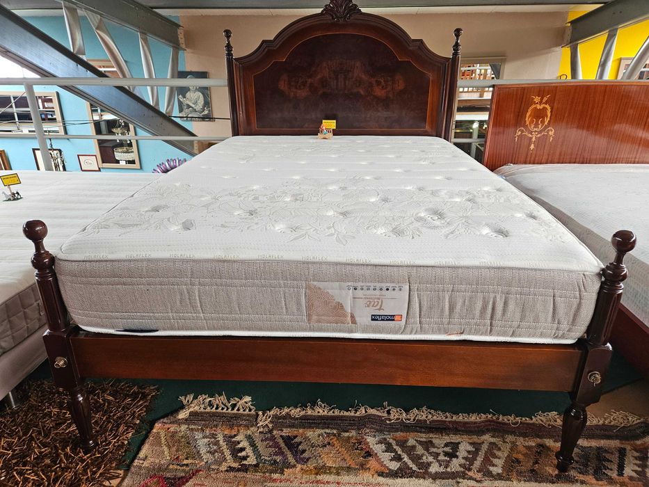 Excelente cama em madeira maciça com estrado e colchão Molaflex