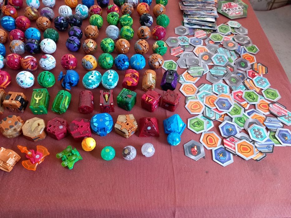 Grande lote bolas e cartões Bakugan