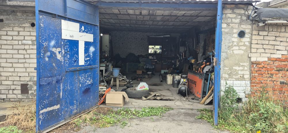 Продам гараж за недостроенной поликлиникой.