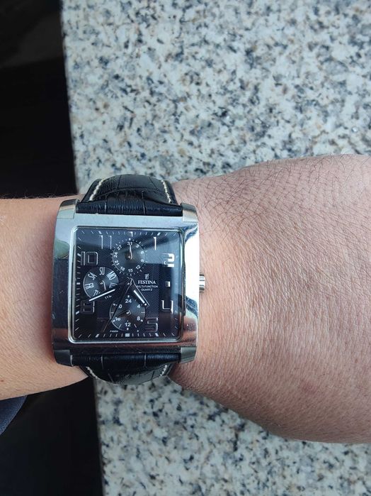 Relógio Festina com caixa e documentos